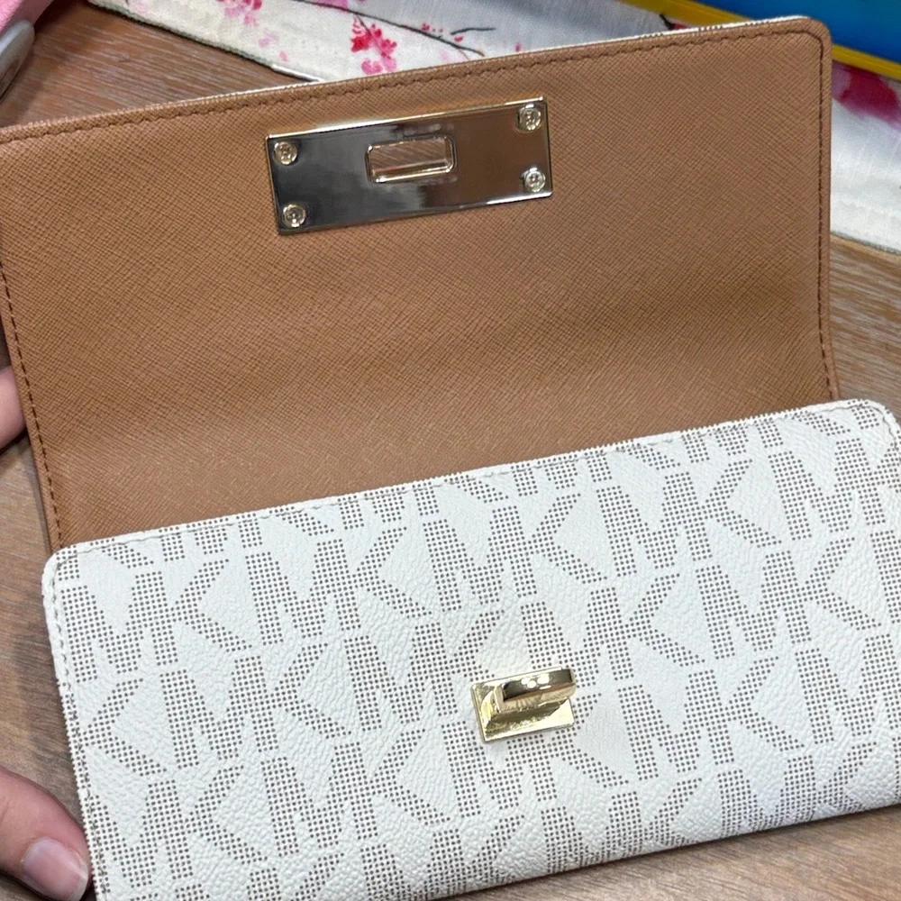 Michael Kors White and Gold Logo Wallet - Picture 4 of 10
